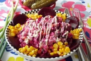 Салат со свёклой и кукурузой Салат со свёклой и кукурузой