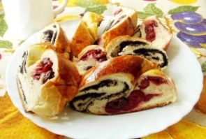 Сдобный рулет из вишни и мака Сдобный рулет из вишни и мака