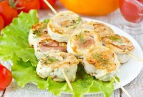 Шашлычки из куриного филе с беконом Шашлычки из куриного филе с беконом