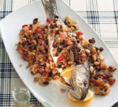 Сибас в духовке с изюмом и орехами Сибас в духовке с изюмом и орехами