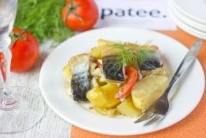 Скумбрия, запечённая с картофелем и помидорами Скумбрия, запечённая с картофелем и помидорами