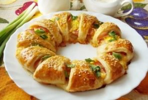 Слоеный пирог с сыром и беконом Слоеный пирог с сыром и беконом