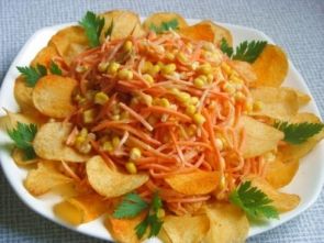 Слоеный салат с грибами, корейской морковью и ветчиной Слоеный салат с грибами, корейской морковью и ветчиной