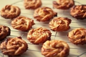 Слойки-улитки со сгущенкой Слойки-улитки со сгущенкой