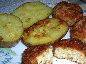 Сочные куриные котлетки в панировке и печеная картошка с чесноком Сочные куриные котлетки в панировке и печеная картошка с чесноком