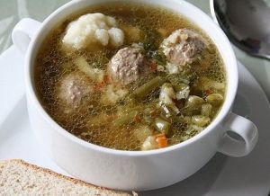Суп с цветной капустой и фрикадельками Суп с цветной капустой и фрикадельками