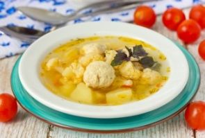 Суп с куриными фрикадельками, цветной капустой и горошком Суп с куриными фрикадельками, цветной капустой и горошком