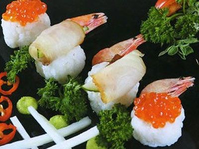 Суши с рыбой и икрой Суши с рыбой и икрой