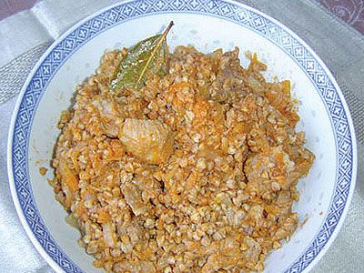 Свинина с луком и гречневой крупой Свинина с луком и гречневой крупой