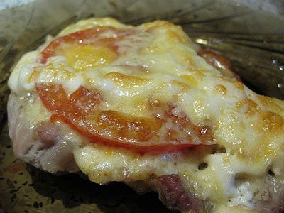 Свинина, запеченная под сыром с помидорами Свинина, запеченная под сыром с помидорами