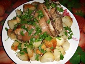 Свинная лытка, запеченная в мультиварке