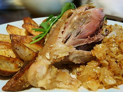 Свинная рулька с картошкой и квашеной капустой Свинная рулька с картошкой и квашеной капустой