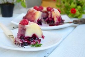 Сырник с черной смородиной Сырник с черной смородиной