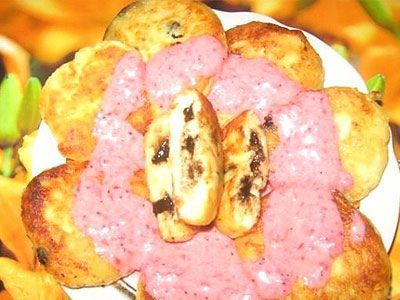 Сырники с шоколадом и ягодным соусом Сырники с шоколадом и ягодным соусом