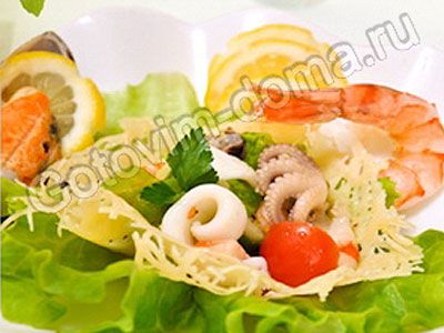 Сырные корзинки с салатом из морепродуктов Сырные корзинки с салатом из морепродуктов