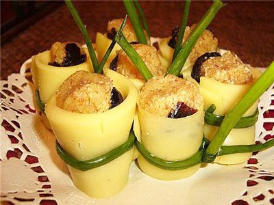 Сырные рулетики с черносливом Сырные рулетики с черносливом
