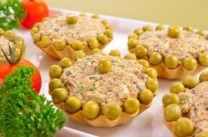 Тарталетки с салатом из куриной печени Тарталетки с салатом из куриной печени