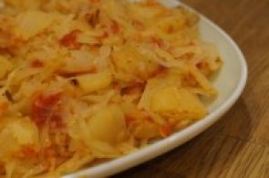 Тушеная капуста и картошка с помидорами в мультиварке Тушеная капуста и картошка с помидорами в мультиварке