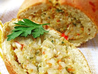 Творожный рулет с начинкой из морепродуктов Творожный рулет с начинкой из морепродуктов