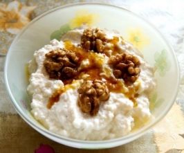 Творожный завтрак с орехами и медом Творожный завтрак с орехами и медом