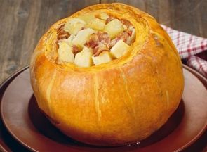 Тыква, фаршированная мясом и грибами с печеной картошкой Тыква, фаршированная мясом и грибами с печеной картошкой