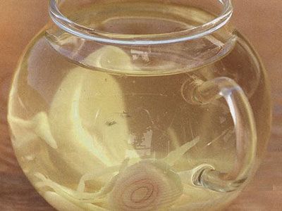 Уксус, настоянный на лимонной траве, имбире и чесноке