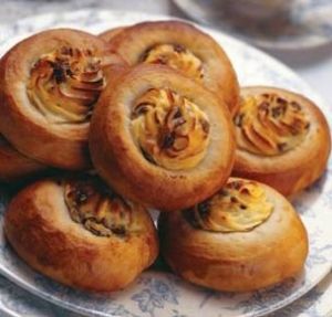 Ватрушки с творогом и изюмом Ватрушки с творогом и изюмом