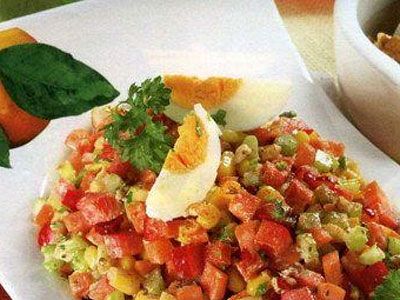 Витаминный салат из моркови и сельдерея с грецкими орехами Витаминный салат из моркови и сельдерея с грецкими орехами