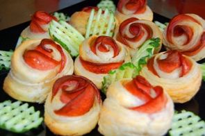 Вкусные розочки из колбасы и слоеного теста Вкусные розочки из колбасы и слоеного теста