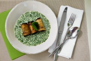 Вкусные рулетики из баклажанов