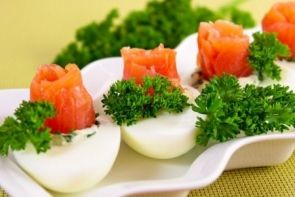 Яйца, фаршированные семгой
