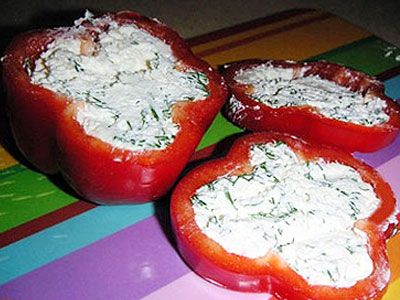 Закуска из болгарских перцев, фаршированных творогом Закуска из болгарских перцев, фаршированных творогом