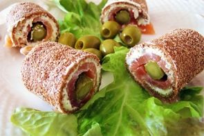 Закусочные рулетики из ржаных хлебцев Закусочные рулетики из ржаных хлебцев