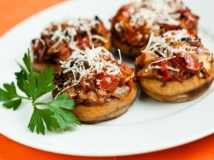 Запеченные грибы с сыром и помидорами Запеченные грибы с сыром и помидорами