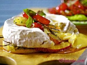 Запеченный камамбер с салатом из винограда и розмарина Запеченный камамбер с салатом из винограда и розмарина