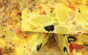 Запечённая картошка с овощами в яичной заливке Запечённая картошка с овощами в яичной заливке