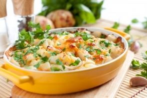 Запеканка из молодого картофеля с кабачком и сыром Запеканка из молодого картофеля с кабачком и сыром