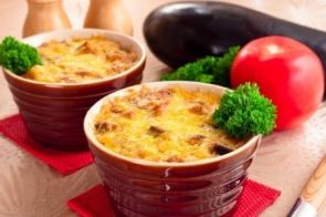 Запеканка с баклажанами и фаршем с соусом «Бешамель» Запеканка с баклажанами и фаршем с соусом «Бешамель»