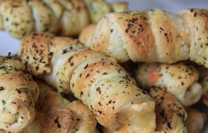 Завитушки с крабовыми палочками и сыром Завитушки с крабовыми палочками и сыром