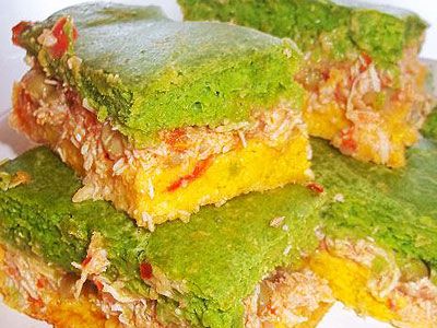 Зелено-желтый пирог с куриной начинкой Зелено-желтый пирог с куриной начинкой