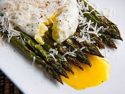 Жареная спаржа с яйцами-пашот Жареная спаржа с яйцами-пашот