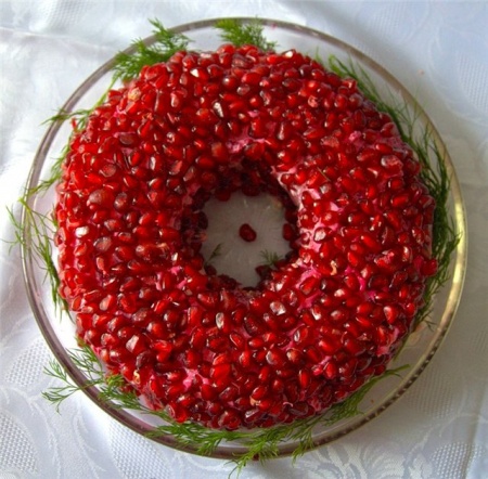 Салат Гранатовый браслет с курицей. Особенности